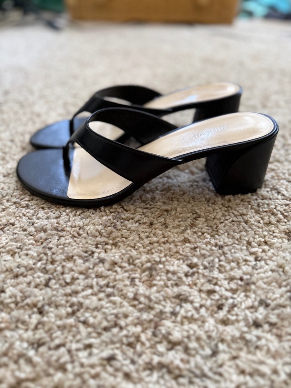 Nine West black thong block heel sandals size 10